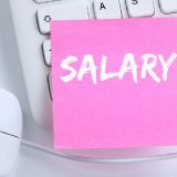 embargo salarial indicado en teclado de ordenador