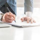 Firma el acta de la junta de socios