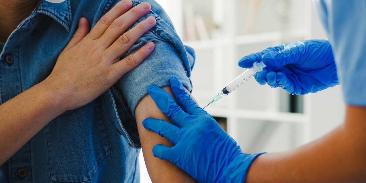 Despedir a los no vacunados: ¿podría ocurrir en España?
