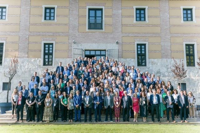 Foto de grupo de todos los asistentes al 28º Congreso anual Oficinas CE