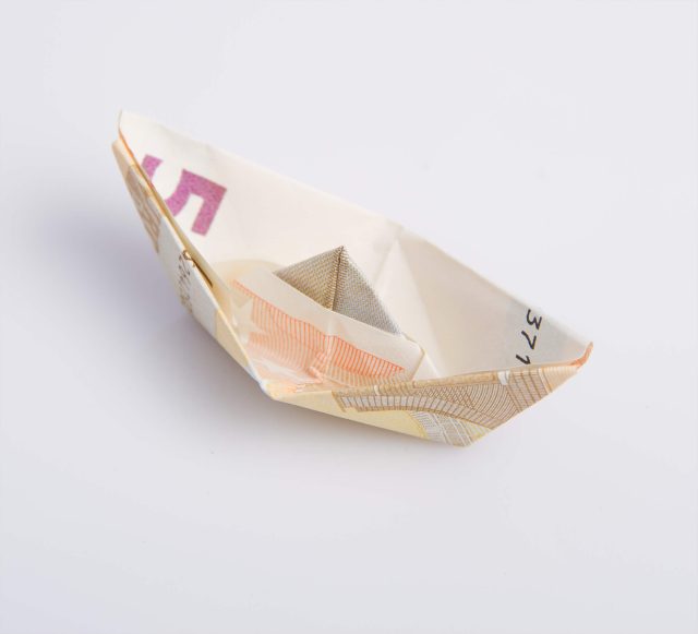 Barco realizado con un billete de 50 euros en representación de las ayudas y subvenciones que se conceden a empresas y emprendedores