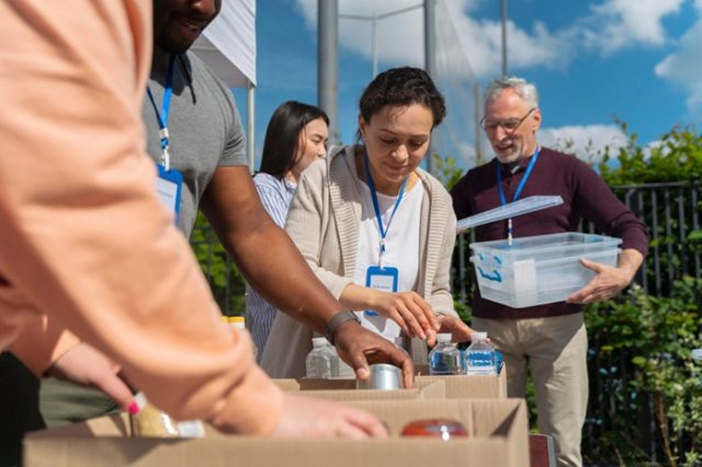 integrantes de las fundaciones comunitarias trabajando