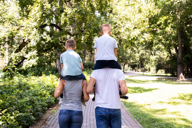 personas con excedencia voluntaria cuidando de hijos