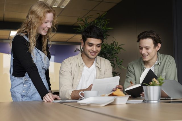 estudiantes de prácticas formativas trabajando en una empresa