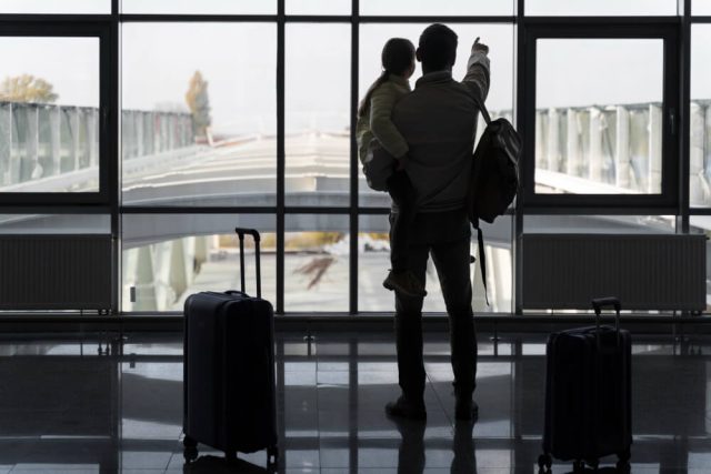 expatriado en aeropuerto