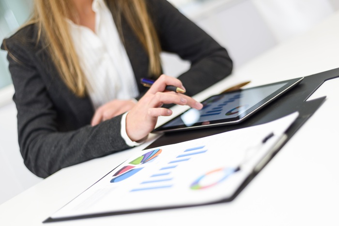 Informe de verificación y cumplimiento en auditoría: qué es, cómo se aplica en empresas y en entidades del tercer sector