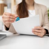 partes de una nómina; mujer revisa documento