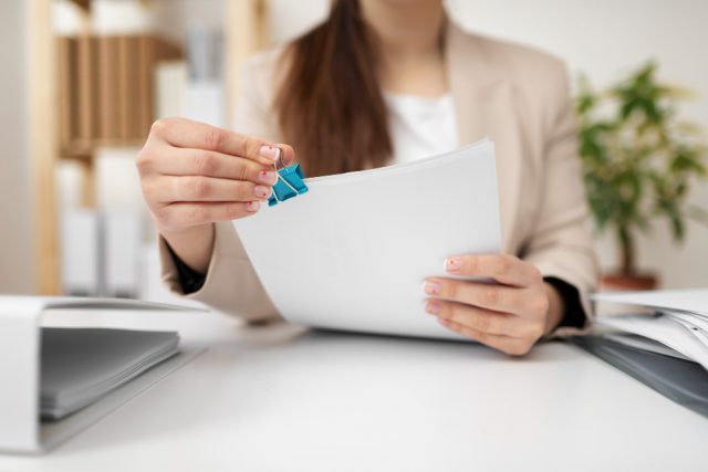 partes de una nómina; mujer revisa documento