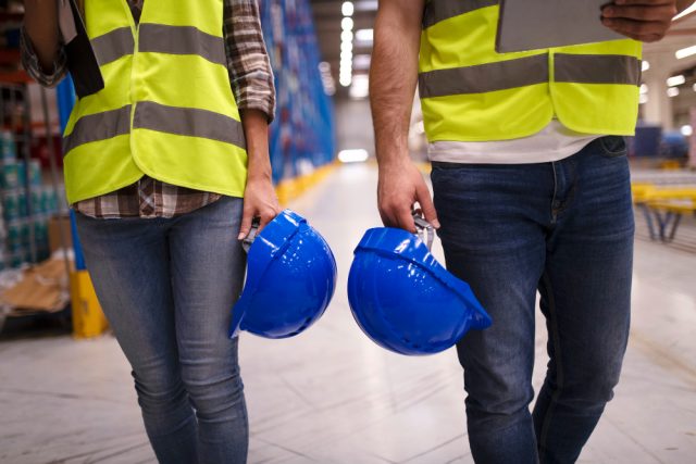 prevención de riesgos laborales en la empresa: casco, guantes, chalecos,