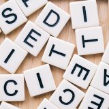Fichas con letras sobre una mesa de madera