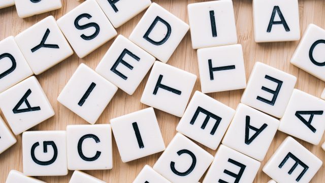 Fichas con letras sobre una mesa de madera