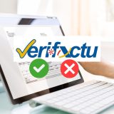 Montaje fotografico con una factura electronica en un ordenador y las dos modalidades de Verifactu
